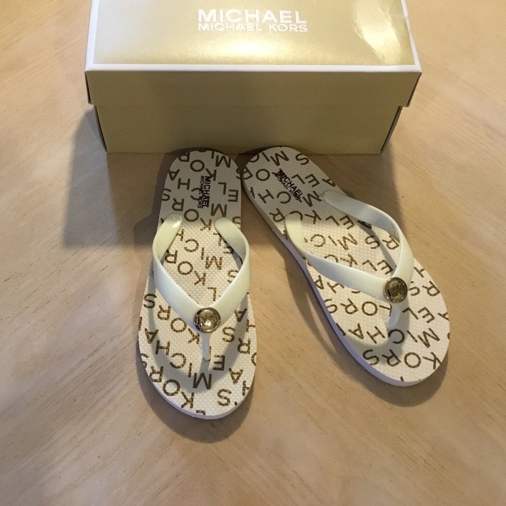 🆕 Michael Kors Flip Flops Size 4